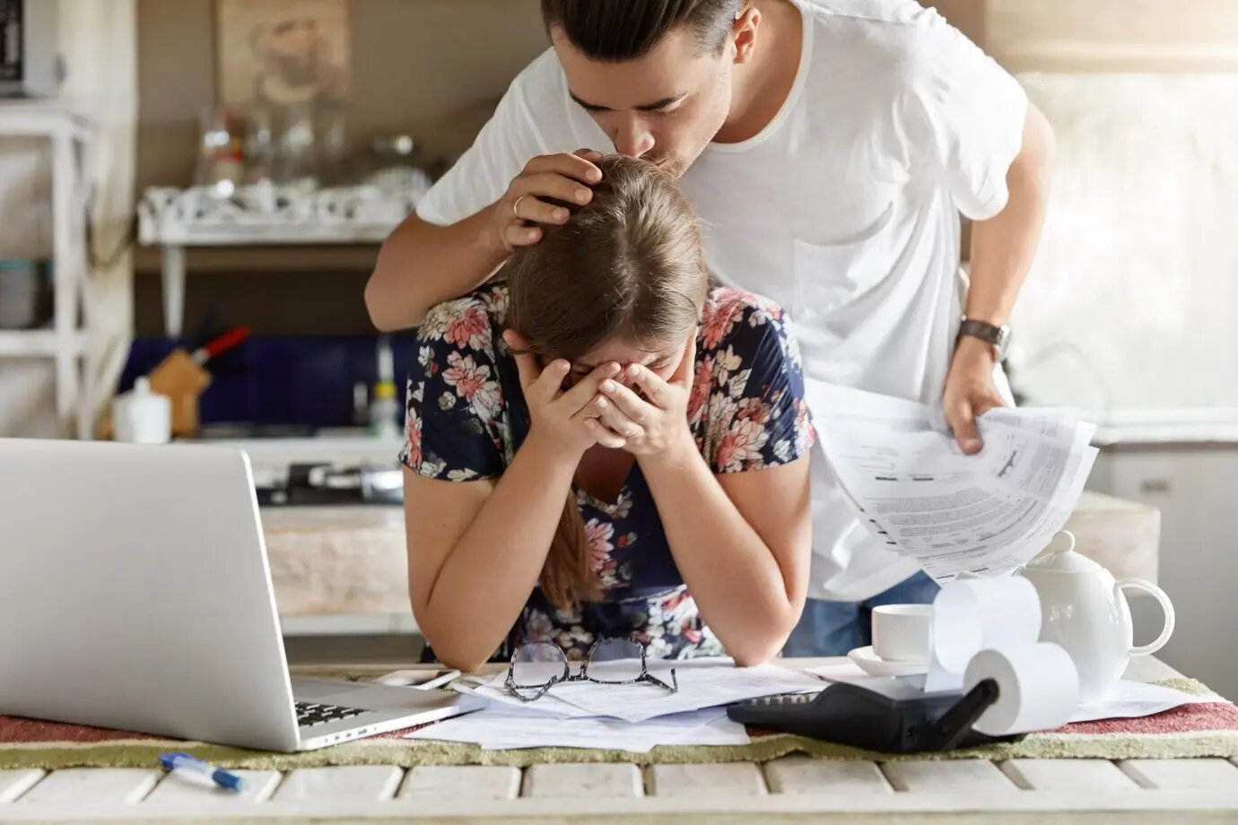 Paar, das in der Küche gemeinsam das Budget verwaltet