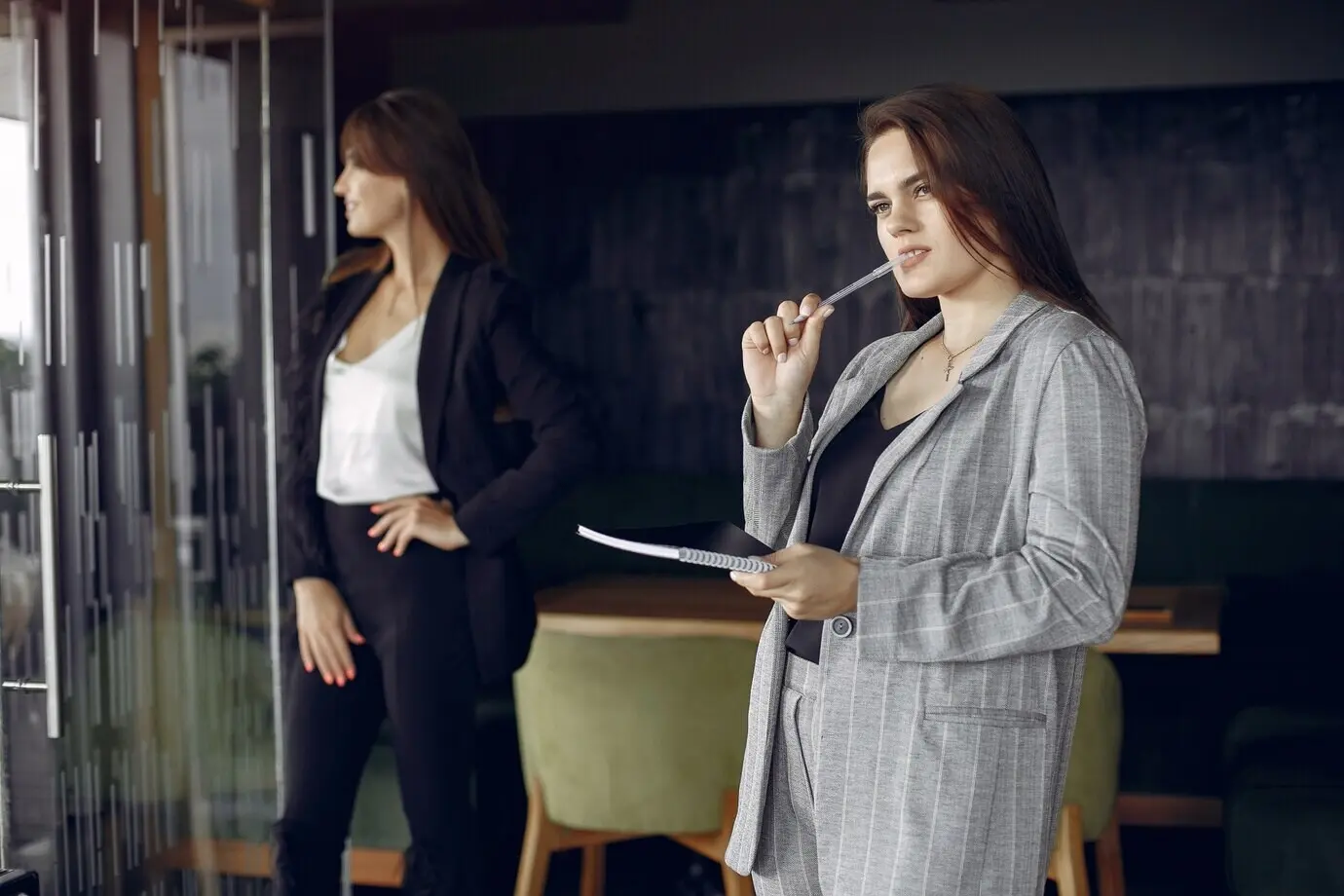 Zwei Geschäftsfrauen arbeiten in einem Café.