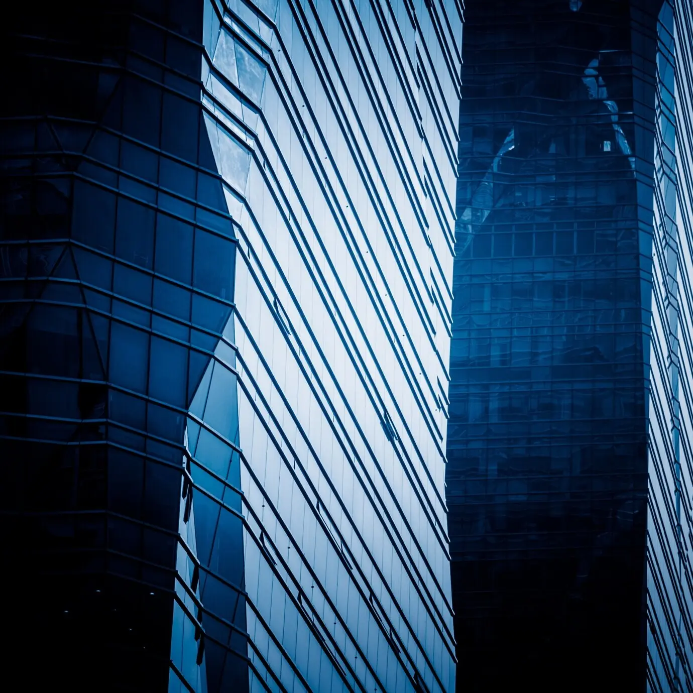 Detailaufnahme einer Fassade moderner Architektur.